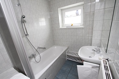 Bad 2 mit Badewanne Ferienwohnubg 4 Appartements Elisabeth