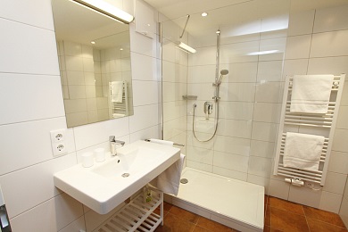 Bathroom 2 with shower in holiday apartment 5 in the Elisabeth apartments