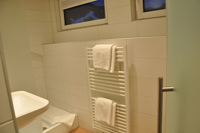 Night-time image of the bathroom in holiday apartment 3 Elisabeth apartments