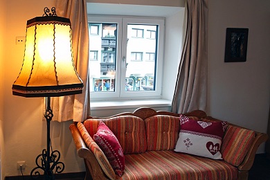 Schlafzimmer 1 mit Couch, Balkon und Stadtblick Ferienwohnung 5 Appartement Elisabeth