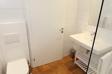 Spacious bathroom 2 with shower in holiday apartment 5 in the Elisabeth apartments