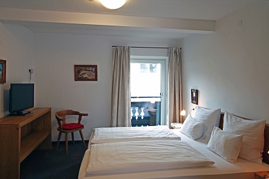 Gemütliches Schlafzimmer 1 mit Balkon Ferienwohnung 5 Appartement Elisabeth